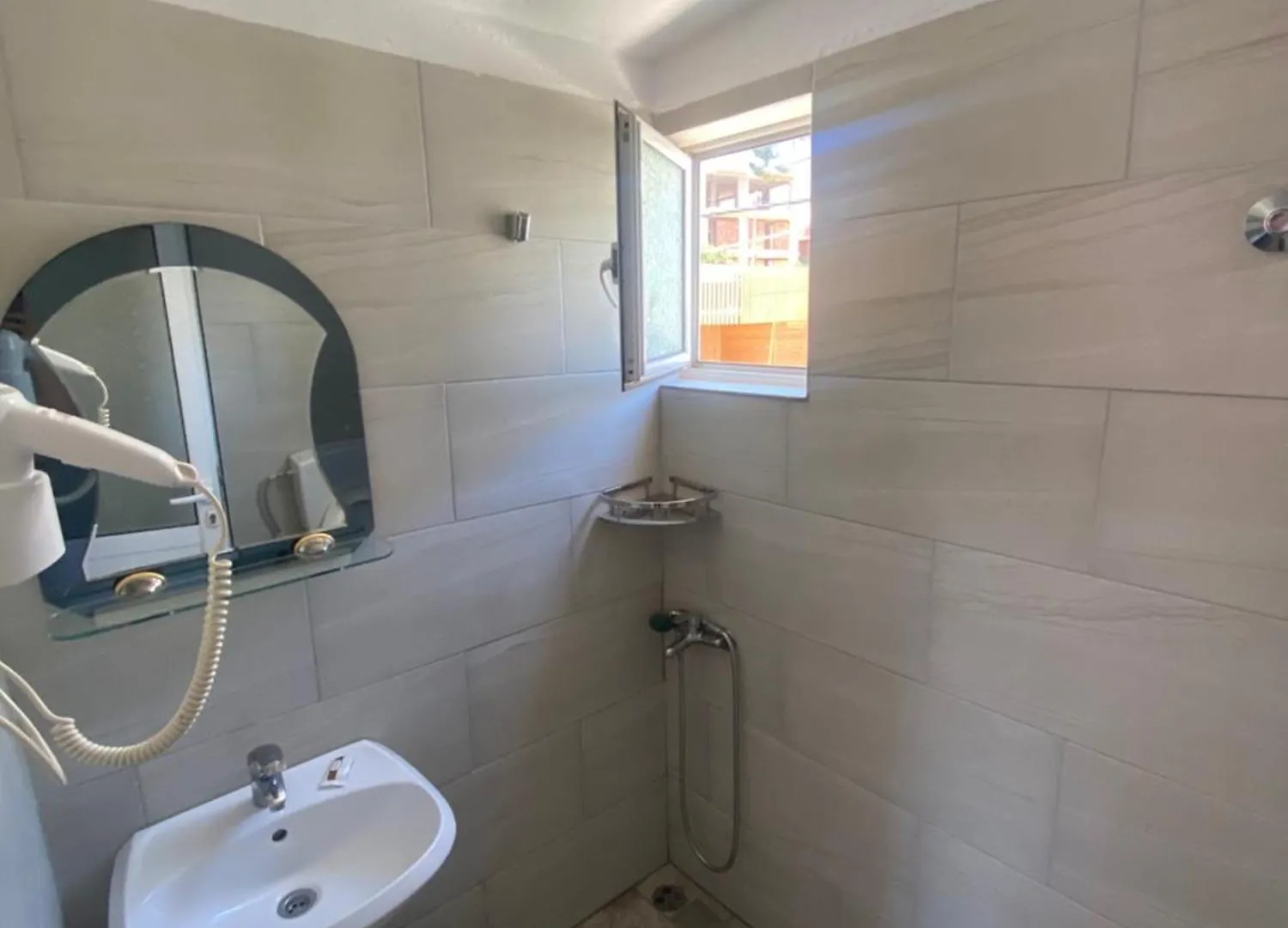 Llambro Rooms Dhërmi 0*,
